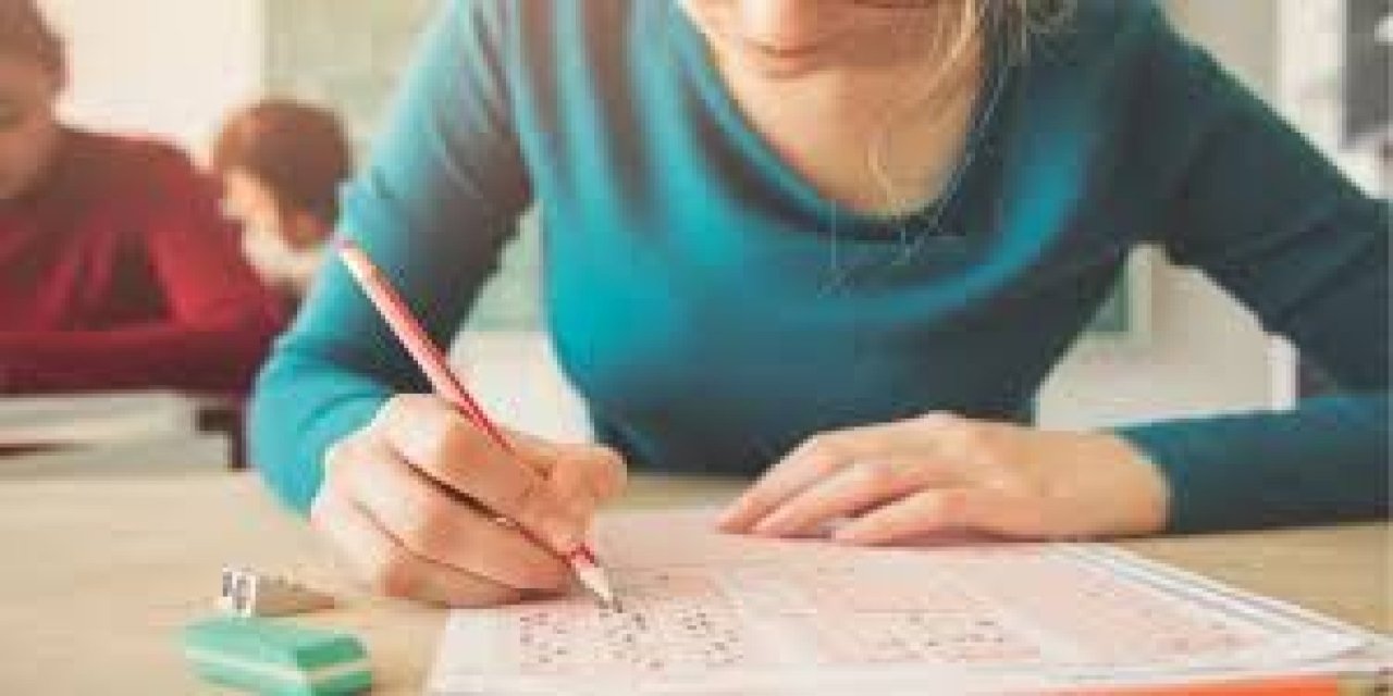 E sınavda görevli öğretmen ne yapar?