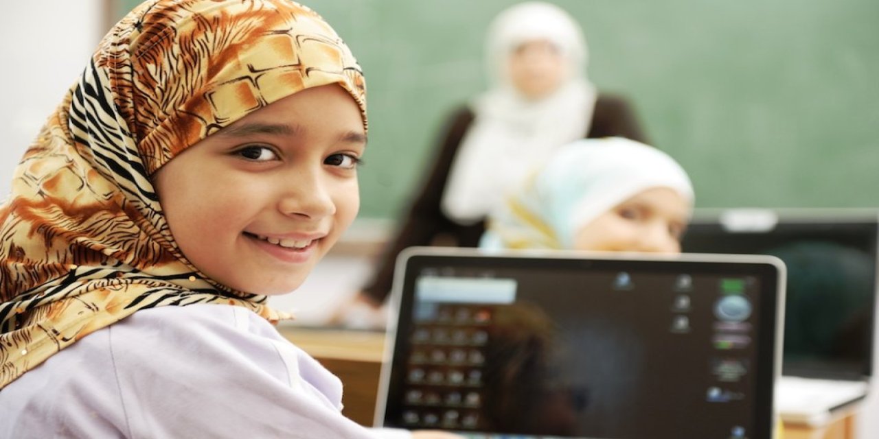 Müslüman Öğrencilere Öğretmen Arkadaşının Vurmasını İstedi! Okul Mühürlendi