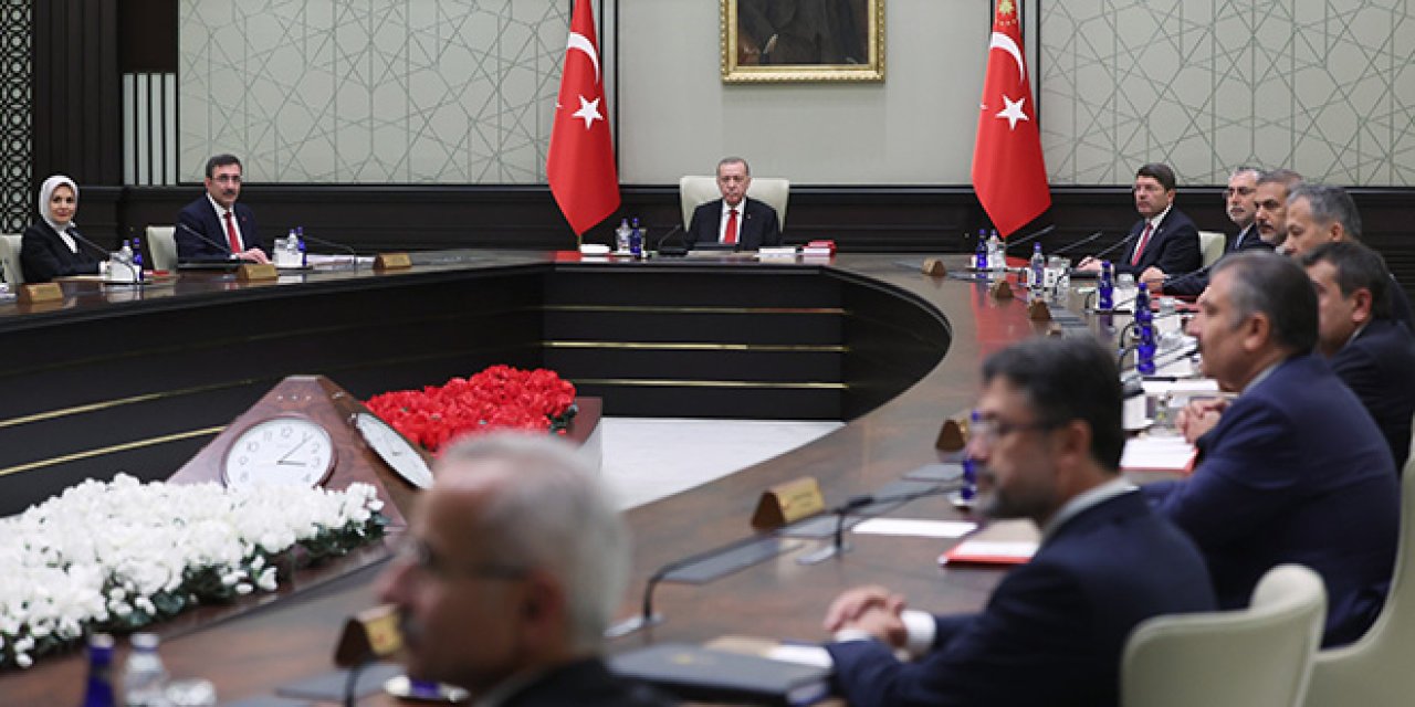 Erdoğan kabinesini topluyor! Masadan emekli zammı ve gençlere vergisiz telefon konusu var