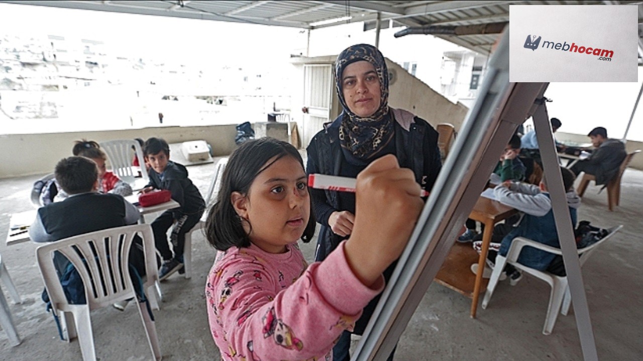Sibel öğretmen büyük hayranlık topladı: Enkazdan kurtulan öğretmen teras sınıf hazırladı..