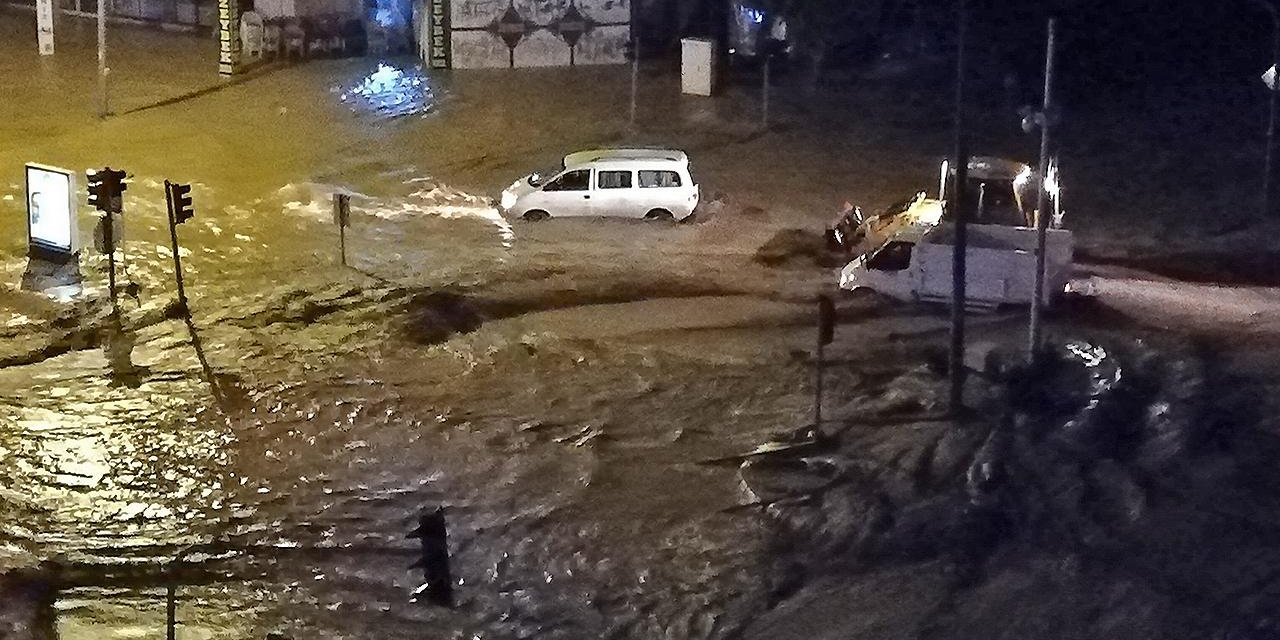 Son Dakika! Antalya’da yoğun yağış sebebi ile okullar bugün tatil edildi!