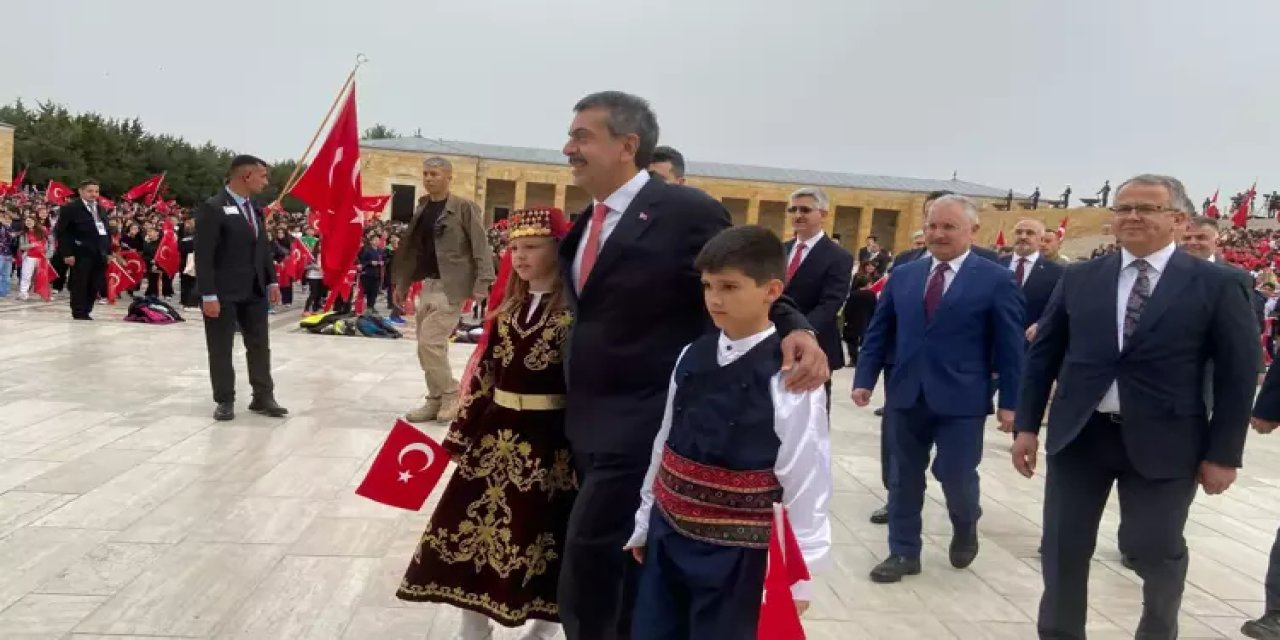 23 Nisan Kutlamaları Kapsamında Yusuf Tekin Anıtkabir'i Ziyaret Etti