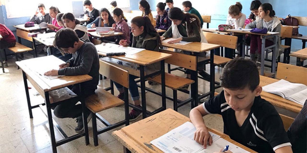 Okullar Ne Zaman Kapanacak? MEB Takvimine Göre Karna Günü Belli Oldu İşte Yaz Tatilinin Başlayacağı Gün