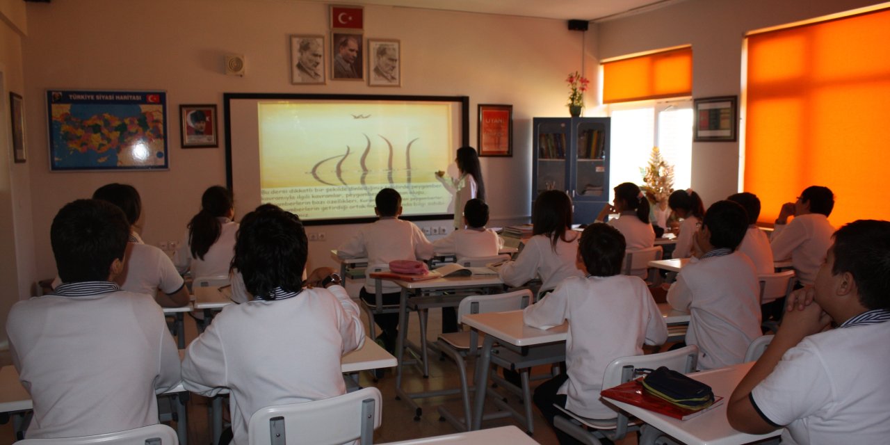 Yeni Müfredat Alper Gezeravcı'yı, Kahramanmaraş Depremleri'ni, TURKOVAC'ı ve TOGG'u Anlattı!