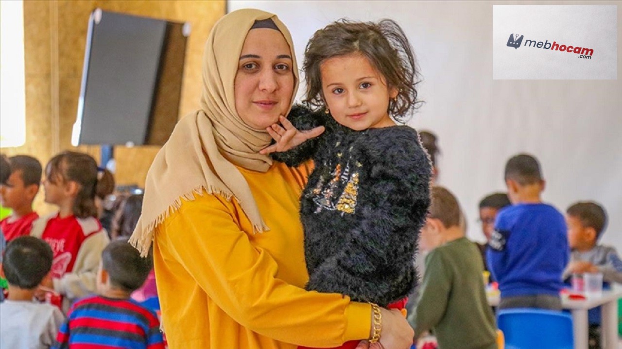 Depremden 4. kattan atlayarak kurtulmuştu: O öğretmen çocuklara moral veriyor! Konteyner kentte gönüllü görev yapıyor!