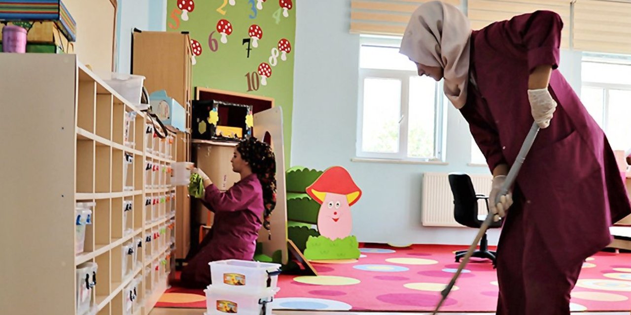 Okullardaki Binlerce Temizlik Personelinin Görevi Sona Erecek