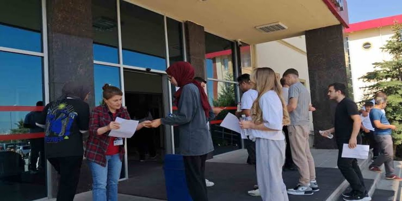 1 Dakika Geç Kaldı Diye Öğrenciler YKS'ye Alınmadı