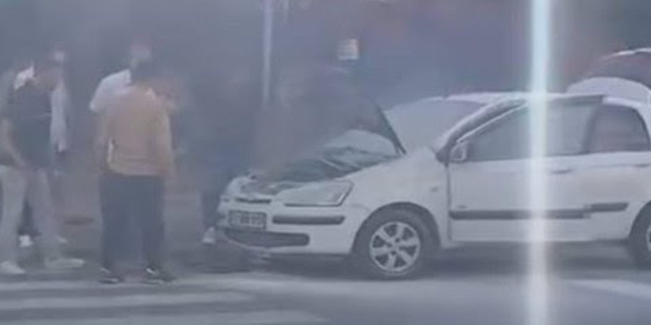 Okul Önünde Park Halinde Bulunan Araç Alev Aldı