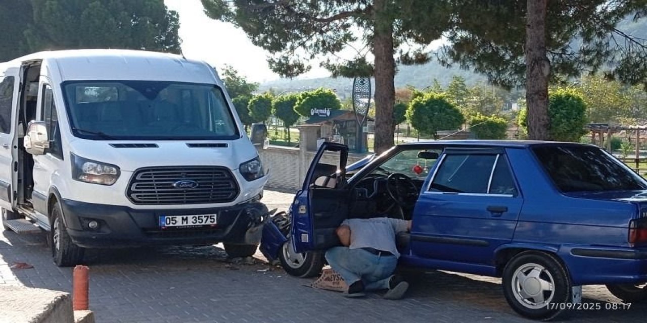 Okul Servisi ve Otomobil Çarpıştı: Kazada Yaralılar Var