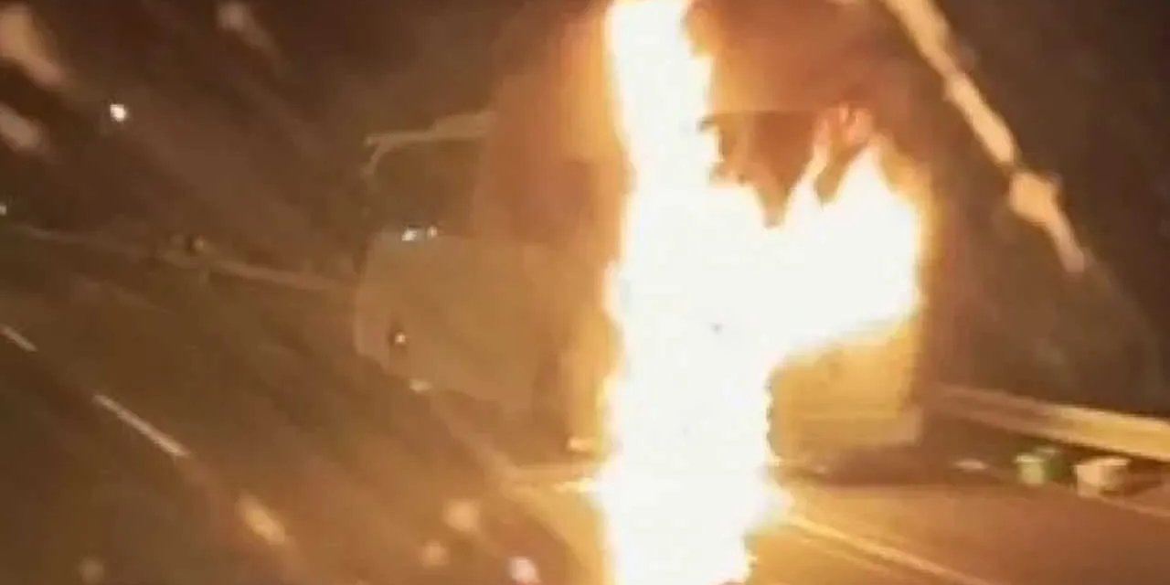 Öğretmen ve Öğrencileri Taşıyan Otobüs Alev Aldı