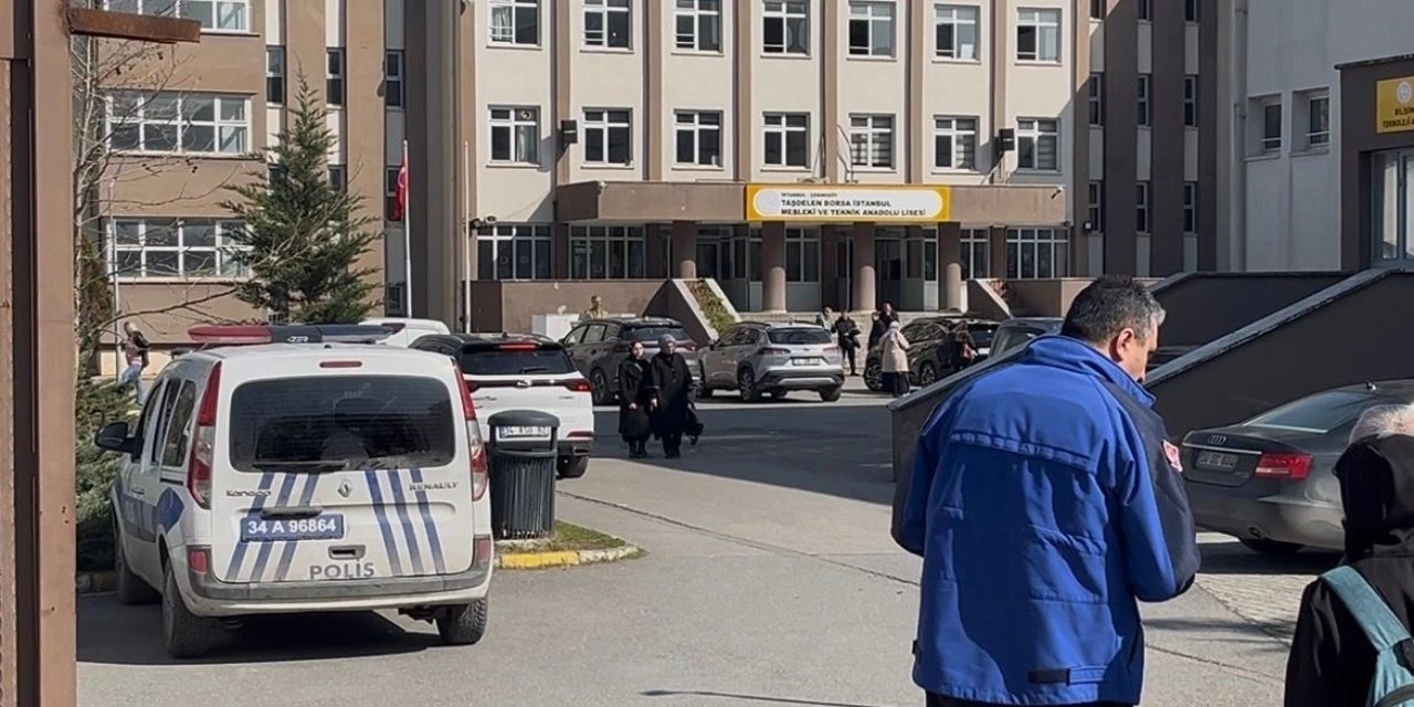 İstanbul'da Lisede Bıçaklı Saldırı: Bir Öğretmen Hayatını Kaybetti