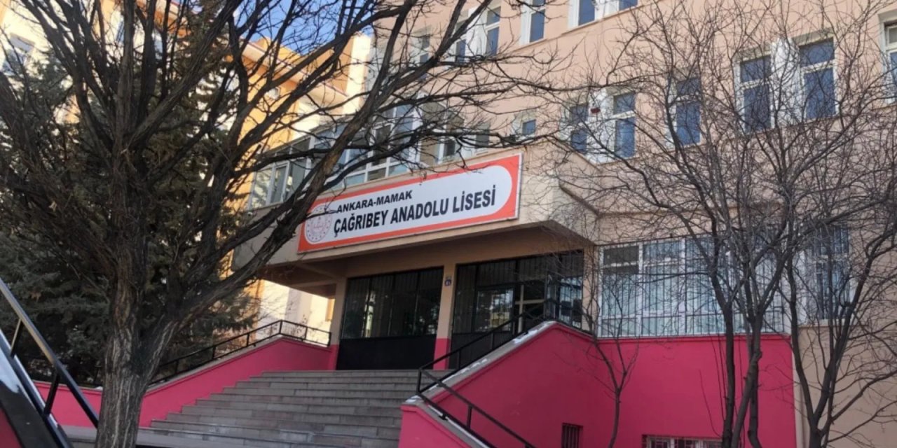 Okulda Dehşet Anları; Eski Edebiyat Öğretmeni Okul Bastı