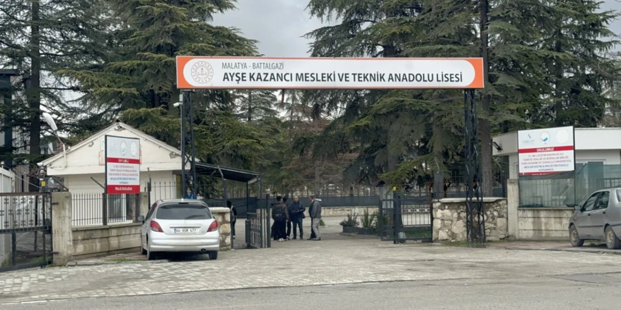 Okul Önünde Çıkan Kavgada Bir Öğrenci Yaralandı