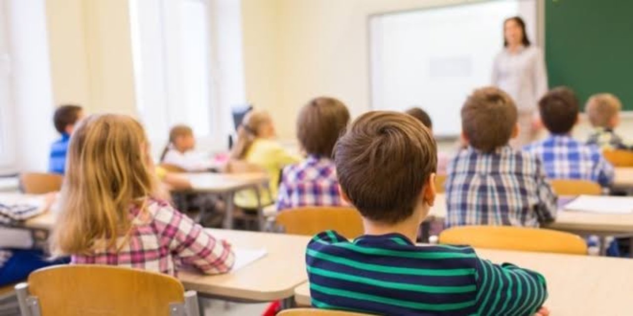 Devlet Okulunda Hayalet Öğrencilere Diploma Dağıtıldı