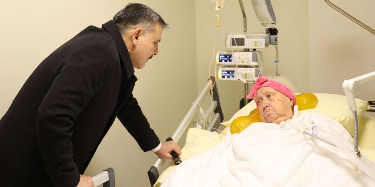 İçişleri Bakanı Mustafa Çiftçi Hasta Yatağındaki Öğretmenini Ziyaret Etti