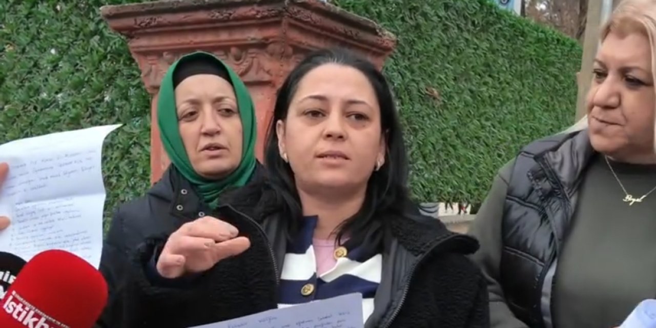 Veliler O Öğretmeni Protesto Etmek İçin Okul Önünde Eylem Yaptı