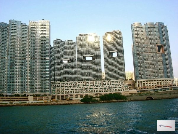 Neden Hong Kong'daki birçok binanın tam ortasında delikler var?
