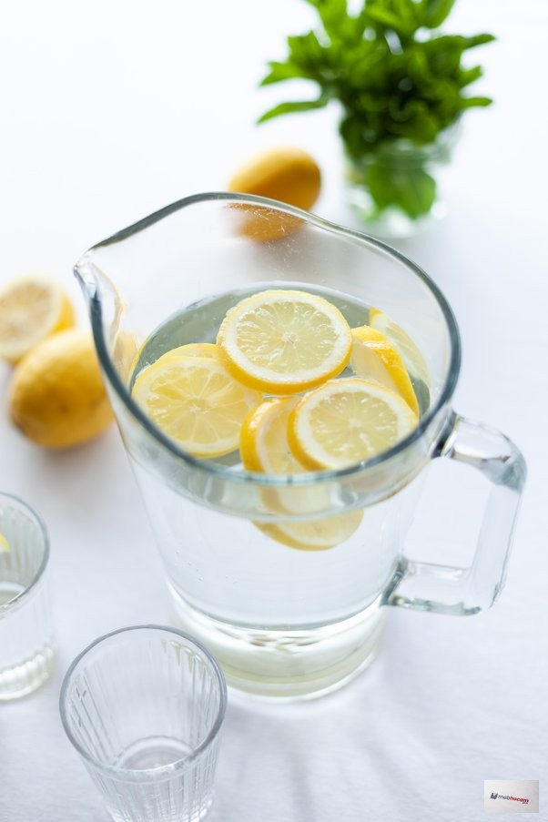 Sabahları limonlu ılık su içmenin yararları ve zararları nelerdir? Kilo vermeye yardımcı olur mu yoksa engeller mi?