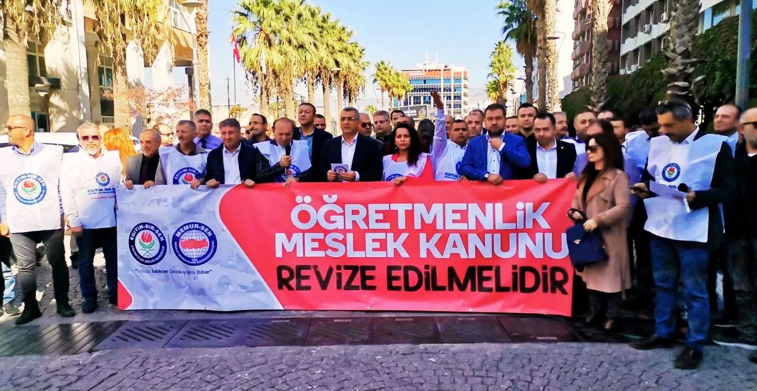 İzmir'deki Eğitim-Sen üyeleri Öğretmenlerden Protesto