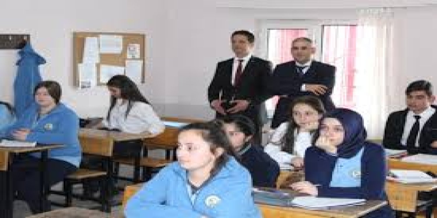 Öğretmen kaç yaşında atanır?